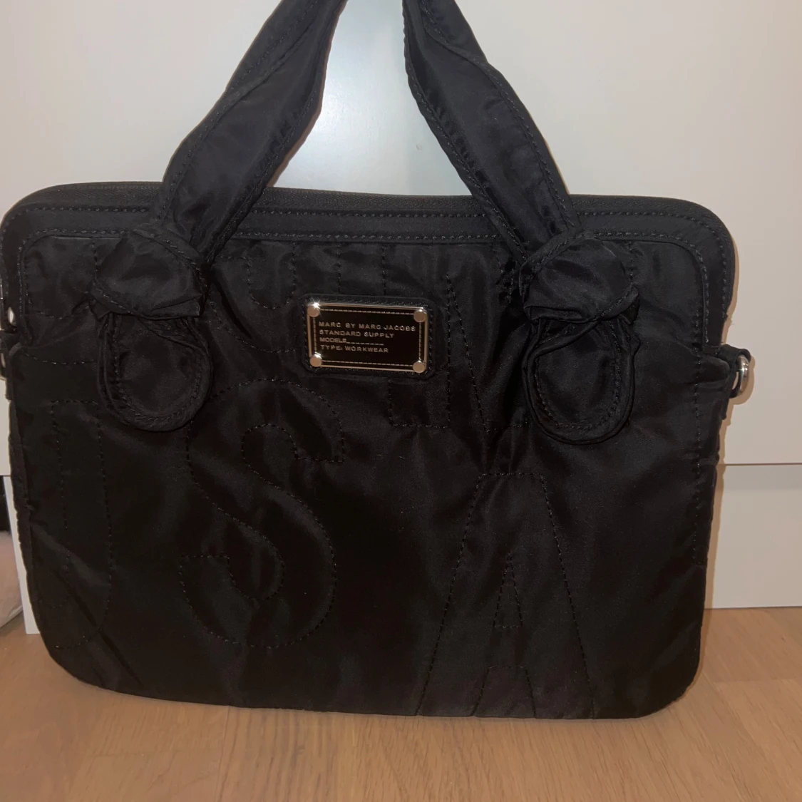 Svart datorväska med quiltad design - 92