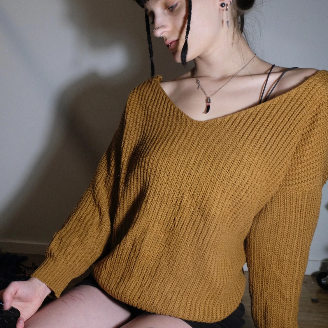 Brun stickad tröja med knytning - 90