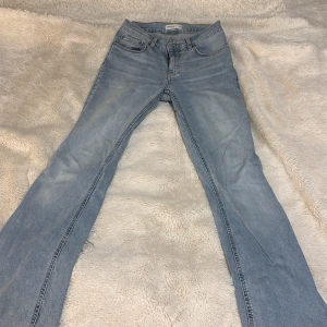 Ljusblå jeansbyxor - Snygga ljusblå jeansbyxor. De har en klassisk femficksdesign och en bekväm passform. GinaTricot’s low waist, men tycker själv den sitter som mid eller high waist. Använt 3gånger stl 38, längd 105cm och bred 35cm från ficka till ficka.