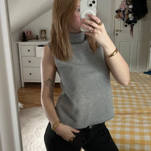 Grå ärmlös polotröja - Säljer en stilren grå ärmlös polotröja i mjukt material från Zara. Köpt här på Plick men enbart använt fåtal gånger. Perfekt för lager-på-lager eller som den är. 💘