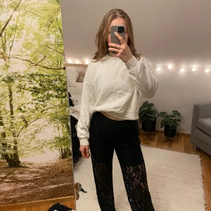 Vit sweatshirt från 157 - Säljer en vit sweatshirt från 157 i storlek XS/S. Tröjan har en klassisk design med rund hals och långa ärmar.