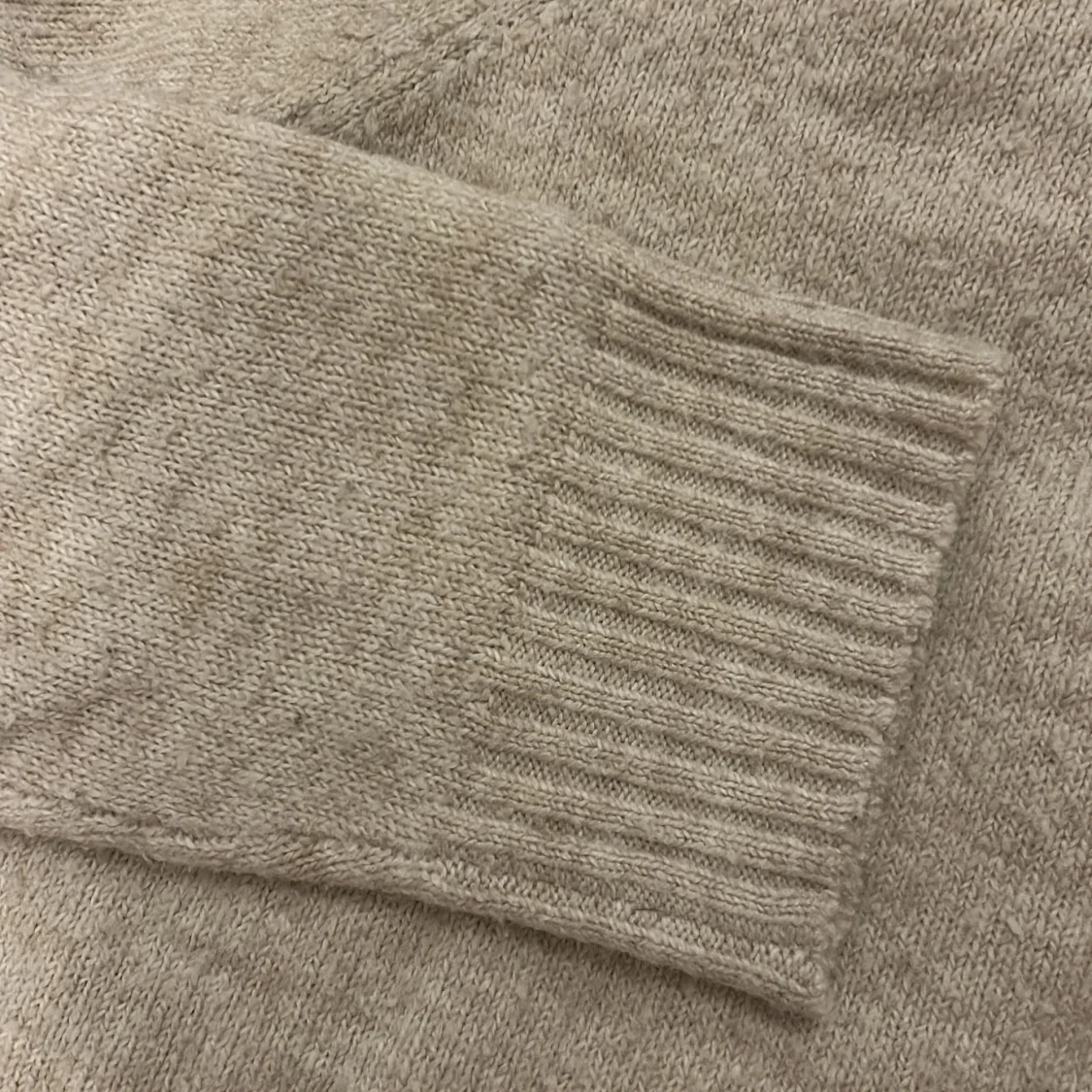 Beige stickad tröja från 157 - 93