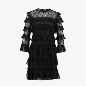  Klänning  - Snygg svart spetsklänning från By Malina med volanger.M. Klänningen har en kort längd och är tillverkad i ett vackert spetsmaterial. Sparsamt använd och super bekväm dessutom 💖