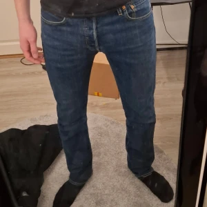 Levis jeans 501 - Levis 501 jeans i storlek W31L34 passar perfekt om du är 180+ använda en del men är ändå i bra skick. Köpta för 900kr på boozt säljer för 300 personen på bilden är 193 och väger 77. Kvitto finns