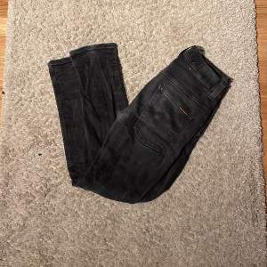 Snygga grå svarta nudie jeans i storlek 32. Vid funderingar skriv! Priset är ej hugget i sten!