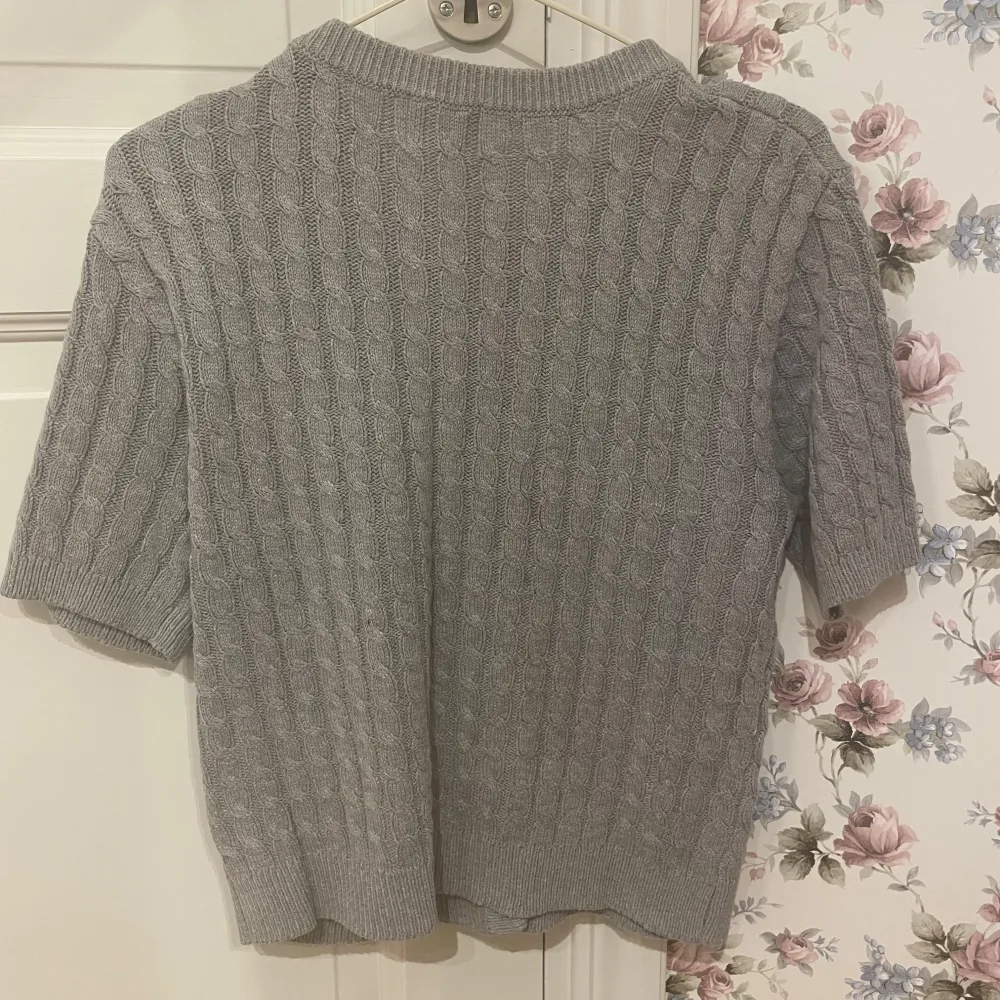 Säljer den populära och slutsålda stilrena grå stickade koftan från H&M med korta ärmar och snygga guldfärgade knappar. Använd bara 2 gånger! Inga defekter! M, passar också S. Neuletakit & Villapaidat.