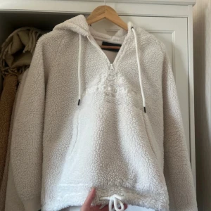 Peak Performance teddy - Funderar på att sälja om jag får bra bud. Knappt använd så i nyskick! Jätte varm och mysig på vintern och hösten.  Storlek S