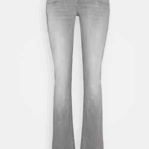 Grå bootcut jeans från LTB - Snygga grå bootcut jeans från LTB i modellen Valerie. De är lågmidjade och har en klassisk femficksdesign. Perfekta för vardagen. De är knappast använda och de har tvättats få gånger. Ny pris är 800kr men jag säljer de för 400kr.
