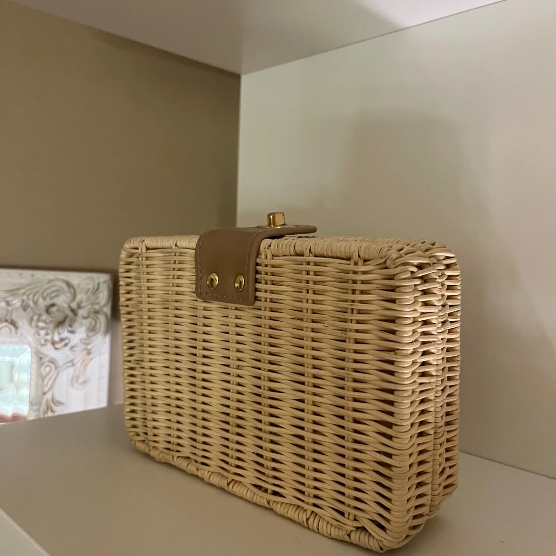 Beige strandväska med kedjedetaljer - 93