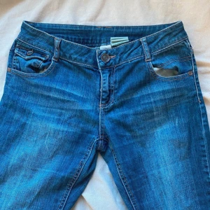 Low waist jeans - Lågmidjade jeans som inte passar mig tyvärr. Midjemått: 37,5cm innerbenslängd: 81cm grenslängd: 18cm. NY SKICK!!🩷