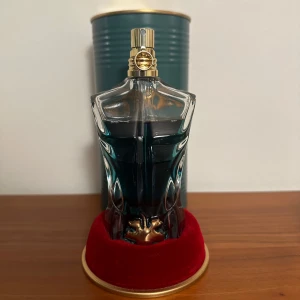 Jean Paul Gaultier Le Beau - Säljer Jean Paul Gaultier ”Le Beau” parfym. FULL flaska nästan, knappt använd alls. Låda & förpackning medföljer. Tveka inte att höra av er vid frågor!👌 NOTER: Coconut, Woody, Sweet, Amer, Vanilla, Tropical, Fruity, Powdery, Warm Spicy, lactonic.