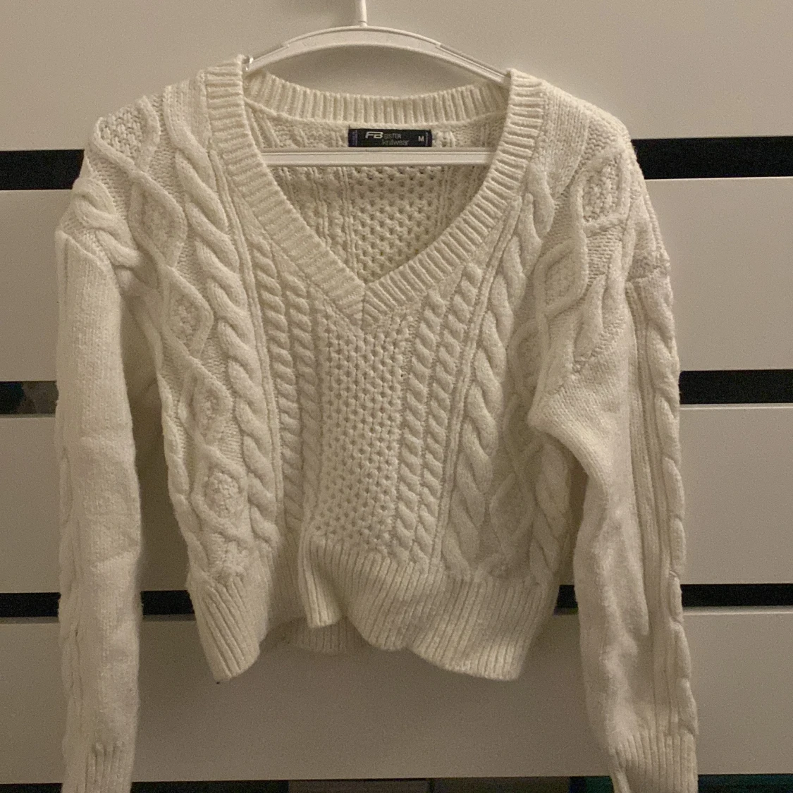 Vit stickad tröja