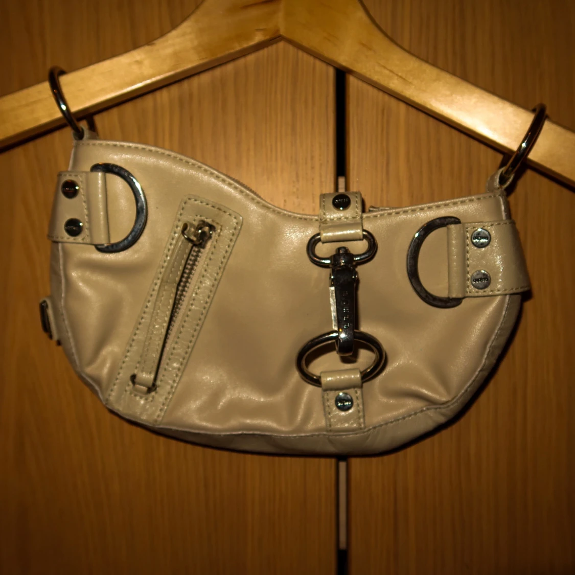 Beige axelväska med detaljer