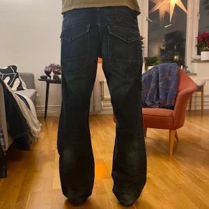Mörka jeans - Mörka jeans i bra skick! Ganska baggy med snygga knappar på fickorna🕺