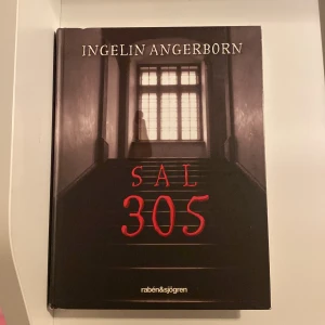 Sal 305 - Boken 'Sal 305' av Ingelin Angerborn är en spännande berättelse som fångar läsaren från första sidan. Med en mystisk och lite kuslig stämning, är detta en perfekt bok för den som gillar mysterier och överraskningar. Utgiven av Rabén & Sjögren.
