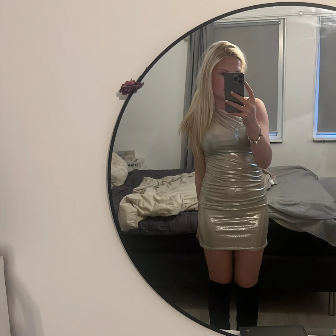 Silverfärgad oneshoulder klänning