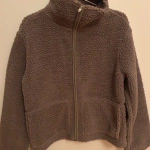 Brun teddyjacka från 157 - Mysig brun teddyjacka från 157 med dragkedja framtill. HELT slutsåld på hemsidan och flesta butiker! Säljer då den tyvärr inte passa.