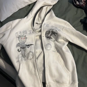 Vit hoodie med tryck från Aim for the Moon - Säljer en vit hoodie från Aim for the Moon, väldigt bra skick använd ett få tal gånger, säljer för den blivit liten för mig. 