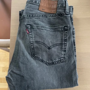 Levi's 501 gråa - Levis 501 i fint skick som är 31 i midjan. Längden är 74cm (grenen till botten) vilket motsvarar en längd på 29 i jeansspråk.