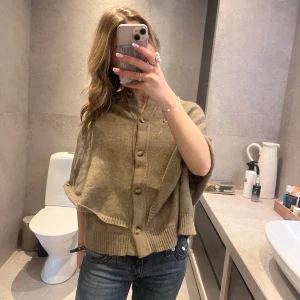 Stickad poncho  - Köpte oanvänd här på plick för 500kr står ingen lapp i men finns storlek och den är S, jätte fint skick💞