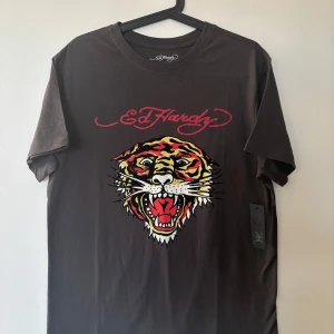 Mörkgrå t-shirt från Ed Hardy🩶 - Snygg grå t-shirt från Ed Hardy med tigertryck. Ser svart ut men är väldigt mörkgrå🩶