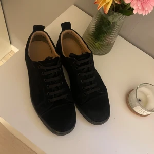 Svarta Christian Louboutin  - Snygga svarta loubs med en ikonisk röd sula. Skorna har modellen utan spikar som jag tycker gör dom till jättesköna och feta skor. Sulan ser lite sliten ut men med en tvätt ser den ut som ny. Hör gärna av er ifall ni har frågor