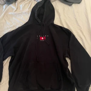 Svart hoodie  - .jättesöt Hoodie från brandy Melville. Fint skick förutom lite tecken på användning (se bild) Står ingen storlek men skulle säga att den e som en L, kanske XL