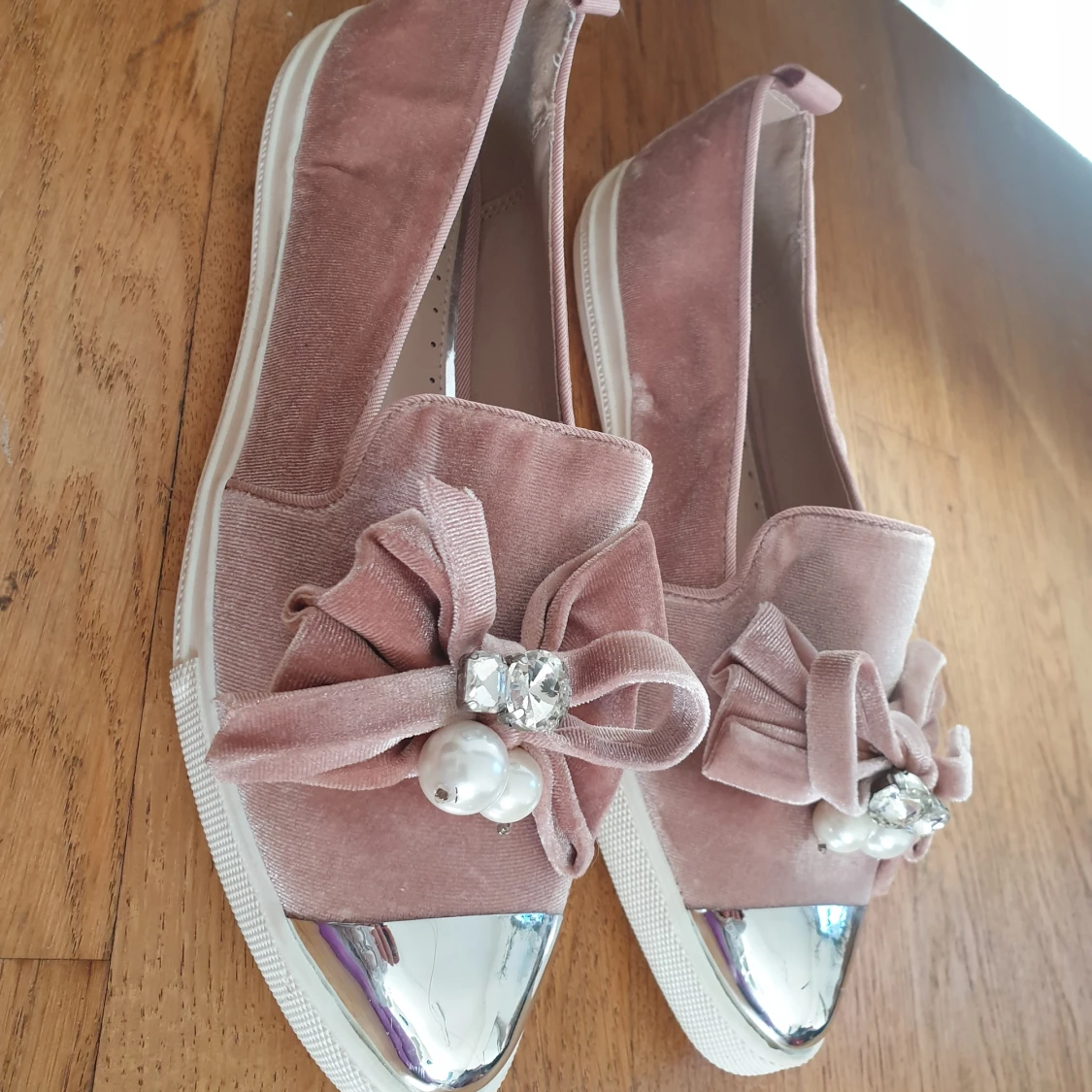 Rosa loafers med pärldetaljer - 1