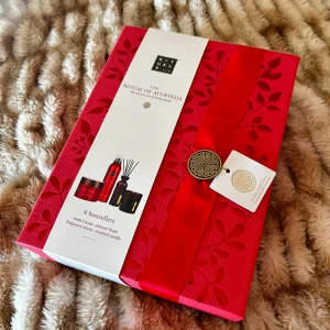 Presentset från Rituals - The Ritual of Ayurveda - Lyxigt presentset från Rituals med The Ritual of Ayurveda. Innehåller fyra bästsäljare: body cream, shower foam, fragrance sticks och doftljus. Förpackat i en elegant röd låda med blommönster och ett dekorativt band.