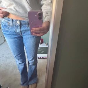 ljusblå low Rise bootcut jeans - De har en lågmidjad passform och en bootcut-stil.💗 finns tecken på använding💗