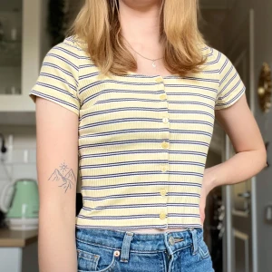 Randig t-shirt med knappar - Fin randig t-shirt med knappar framtill, bra skick! 