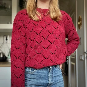 Vinröd stickad tröja - Jättefin stickad tröja med fint hålmönster, som ny!✨
