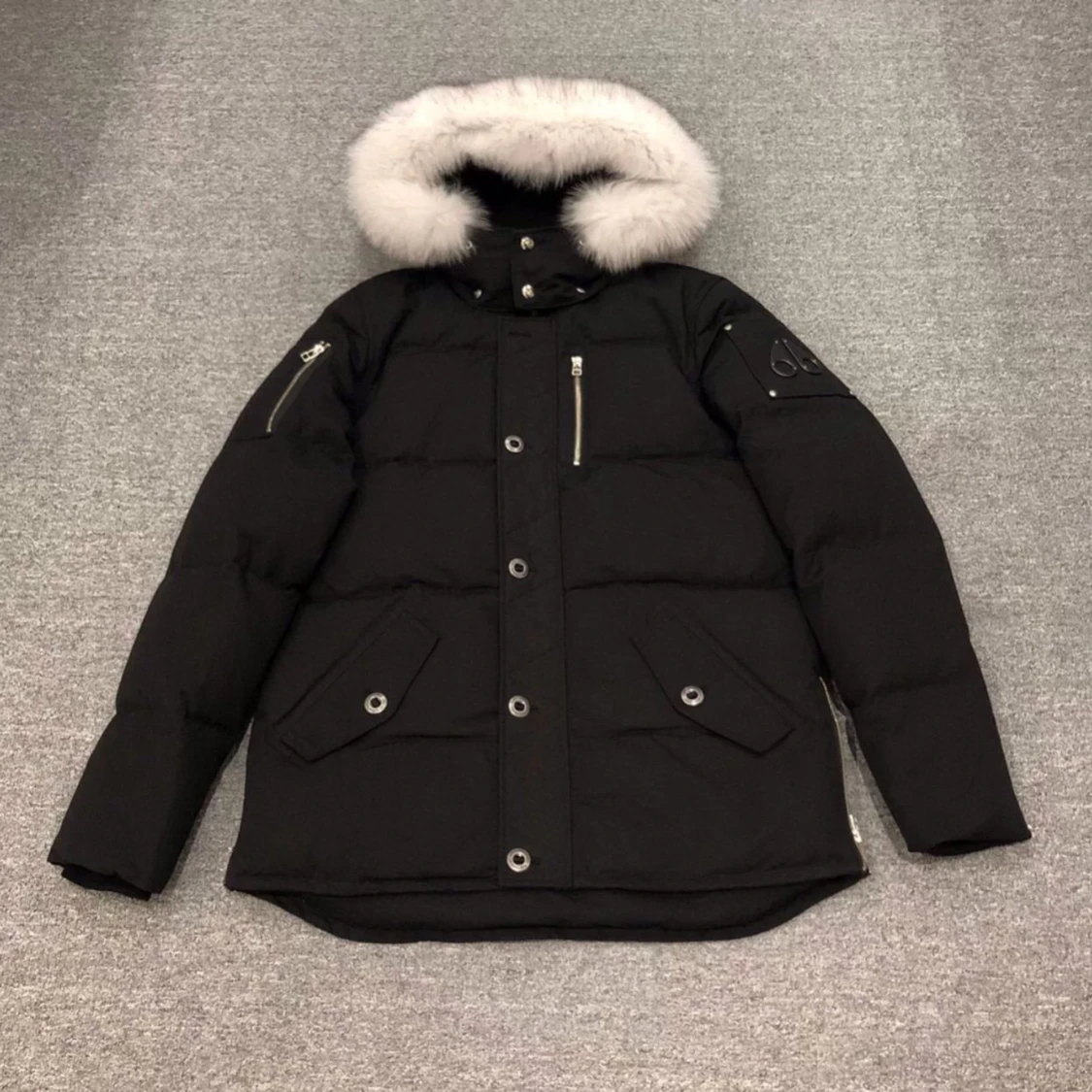 Svart dunjacka med avtagbar pälshuva - 4