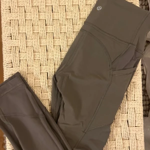 Lululemon tights  - Snygga bruna leggings från Lululemon, perfekta för träning. De är högmidjade och har en tight passform som ger bra stöd. Materialet är mjukt och stretchigt för maximal komfort under rörelse.