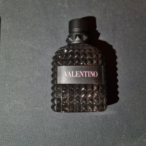 Valentino parfymflaska - Säljer en elegant sampel från Valentino born in roma. Perfekt för den som vill ha en lyxig doftupplevelse. 5ml för 70kr. 10ml för 120. 15ml för 190. Kan skickas men då står köparen för frakten. Annars hämtas den i piteå