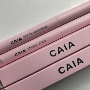 Ögonskuggspennor från CAIA - Två ögonskuggspennor från CAIA i nyanserna Icy Champagne och Snow Spice. Perfekta för att skapa en skimrande look med sina ljusa och gyllene toner. Kartongerna är tyvärr slängda men båda är oanvända. 1 för 70 eller båda för 125 kr ✨
