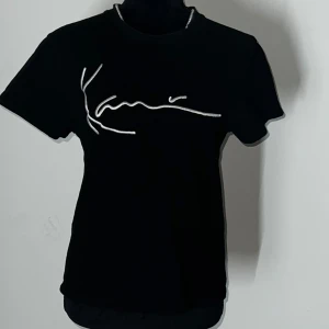 Karl Lagerfeld Svart t-shirt  - Snygg svart t-shirt med Karl Lagerfeld på bröstet. Perfekt för en stilren look. Kortärmad och i en klassisk passform.