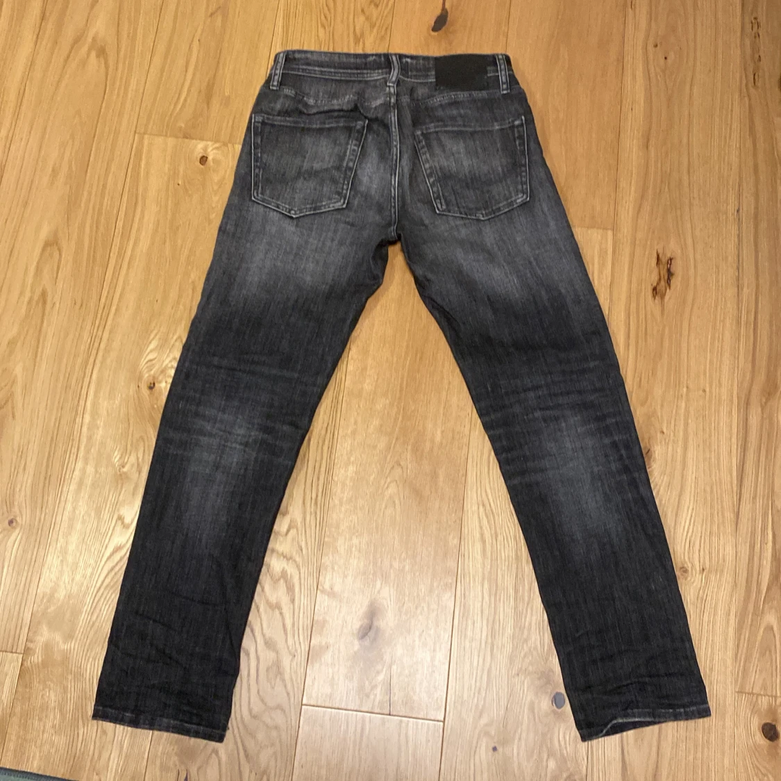 Svarta Jack and Jones jeans med slitningar - 1