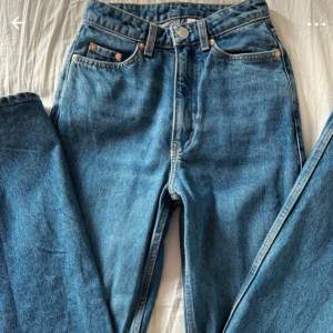 Mörkblåa raka jeans från Weekday, modell Rowe. Strl 24/32. Väldigt bra skick!