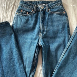Blå jeans från Weekday - Mörkblåa raka jeans från Weekday, modell Rowe. Strl 24/32. Väldigt bra skick!