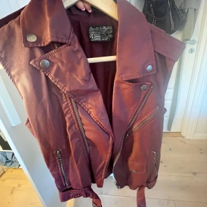 Vinröd skinnväst från Saints & Mortals - Snygg brun skinnväst från Saints & Mortals med coola dragkedjedetaljer och knappa. Köpt second hand men i bra skick 💞💞