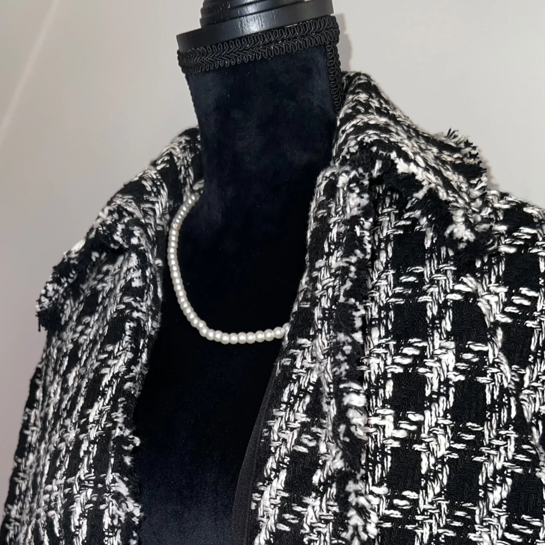 Svartvit rutig kort kappa - 2