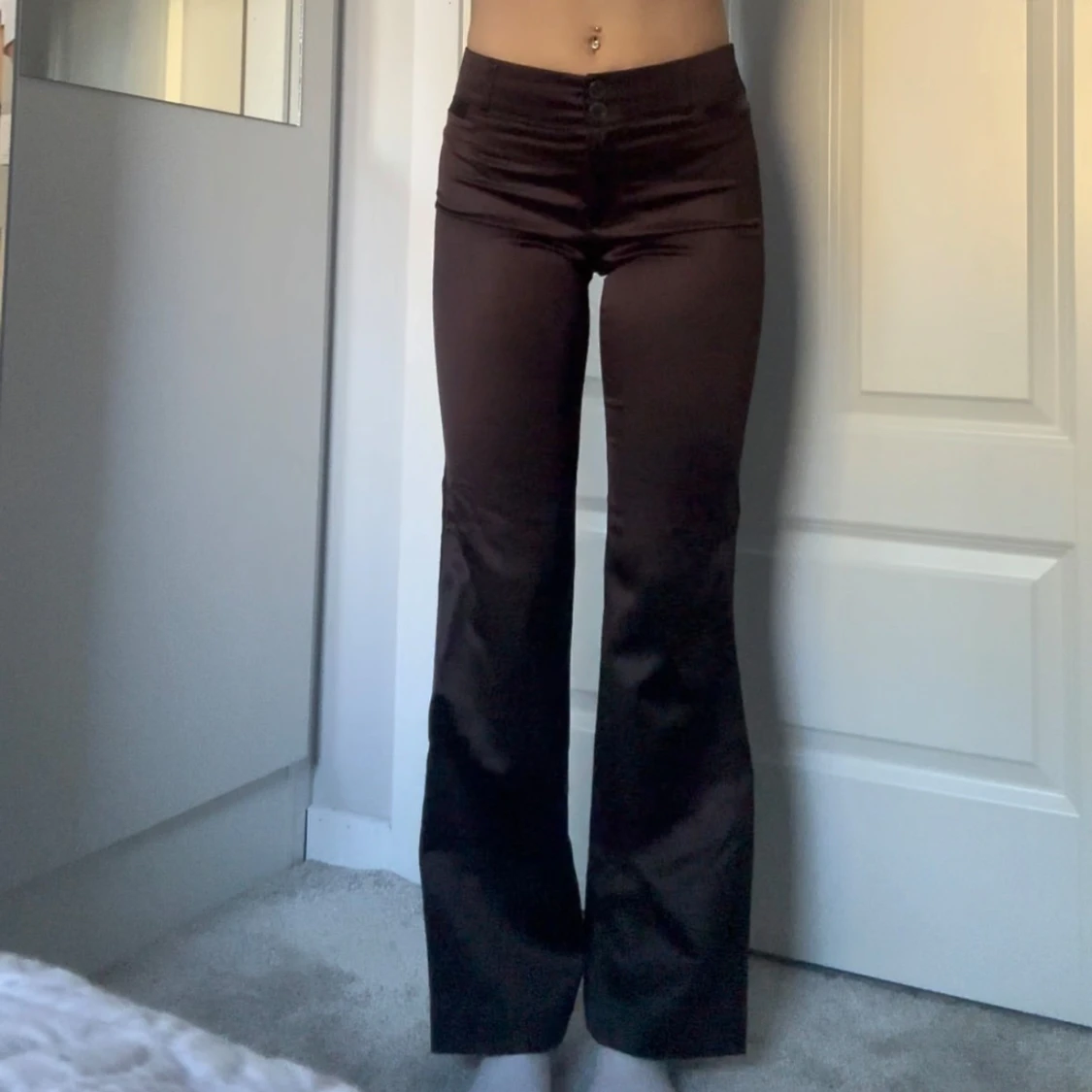 Bruna satin byxor med bootcut