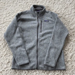Patagonia fleece - Sjukt snygg och eftertraktad grå patagonia fleece i storlek L. Mycket fint skick utan defekter. Skriv vid funderingar