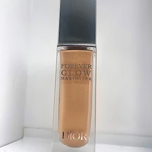 Forever Glow Maximizer från Dior - Dior Forever Glow Maximizer i färgen gold. Väldigt fin liquid highlighter. Originalpris 460 