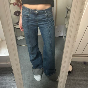 Lågmidjade jeans - Jätte fina lågmidjade jeans, som är uppvikta ner vid benen💕Jag är 168cm på bilden.
