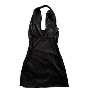 Svart halterneck klänning - Snygg svart halterneck klänning med subtilt mönster. Perfekt för en kväll ute eller en speciell tillställning⭐️