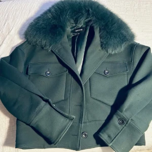 Grön meotine jacka - Super snygg jacka från meotine, den är i bra skick och inte använd särskilt mycket.