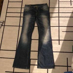 LEE jeans - Mörkblåa jeans med vita detaljer.  Litet hål i bakfickan som inte syns när man har på sig byxorna. Bra skick användna ca 4 gånger.  Köparen betalar för frakt 💞