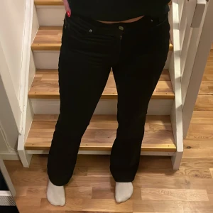 Bootcut jeans - Snygga svarta bootcut jeans. Jeansen kommer från Cubus och är i strl M (väldigt stretchiga så passar en L också). Knappt använda. Skriv frågor eller bilder!💕